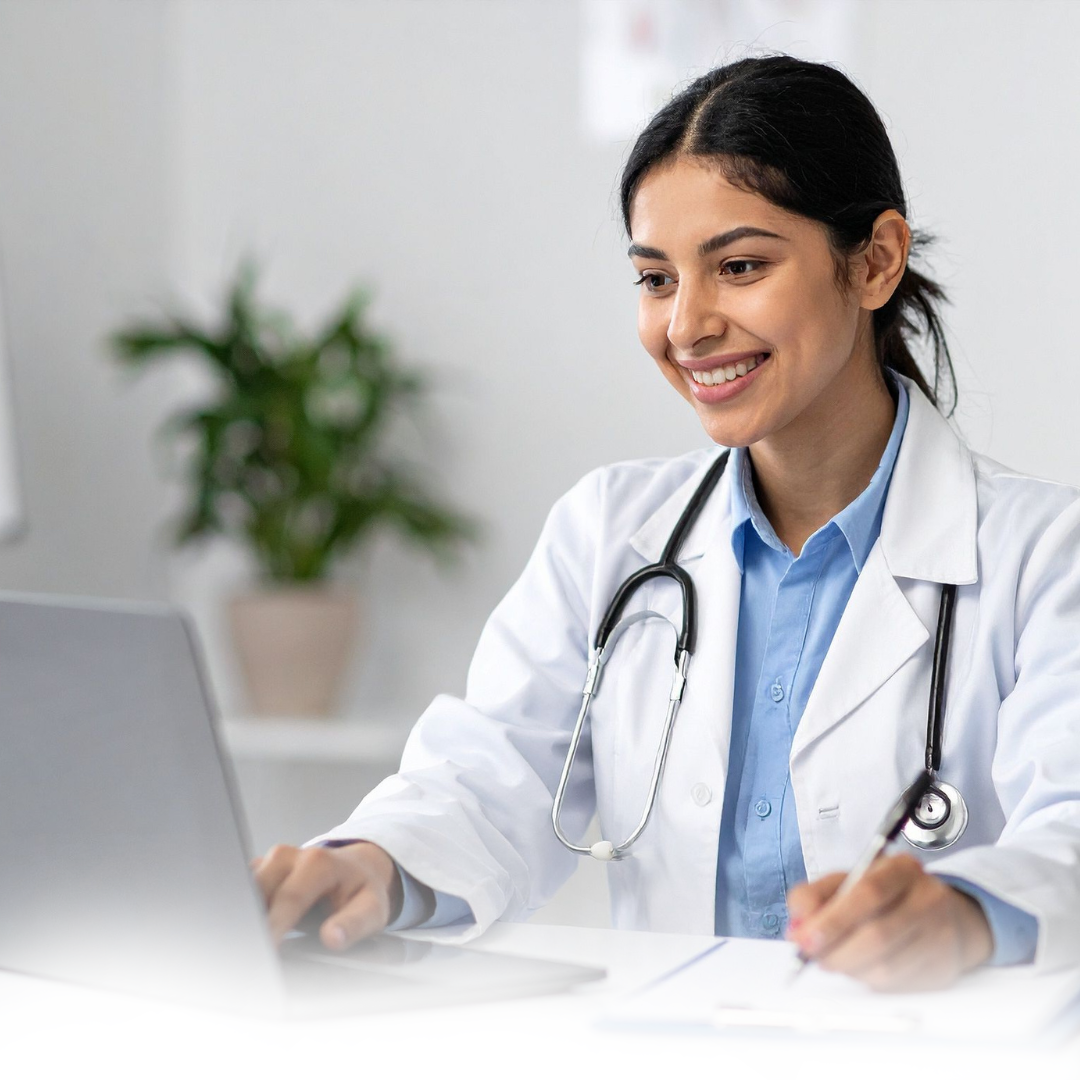 Médica realizando consulta online